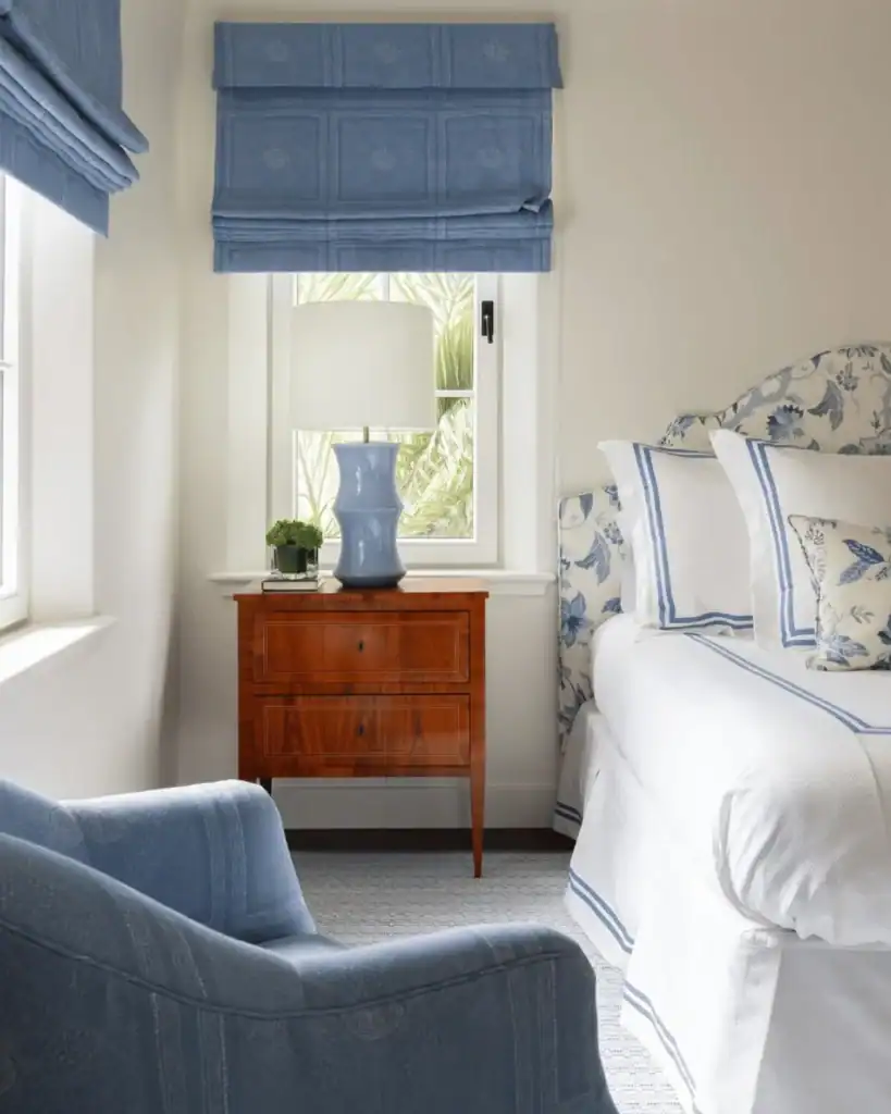 chinoserie coastal bedroom idea