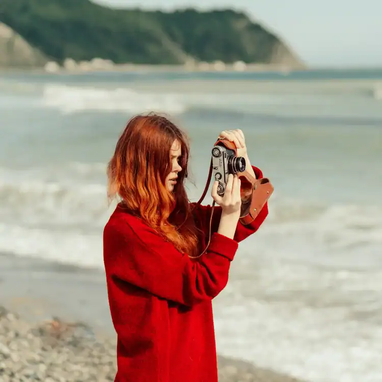 Woman-photographer-to-the-seaside.-Saturday-selfcare-ideas