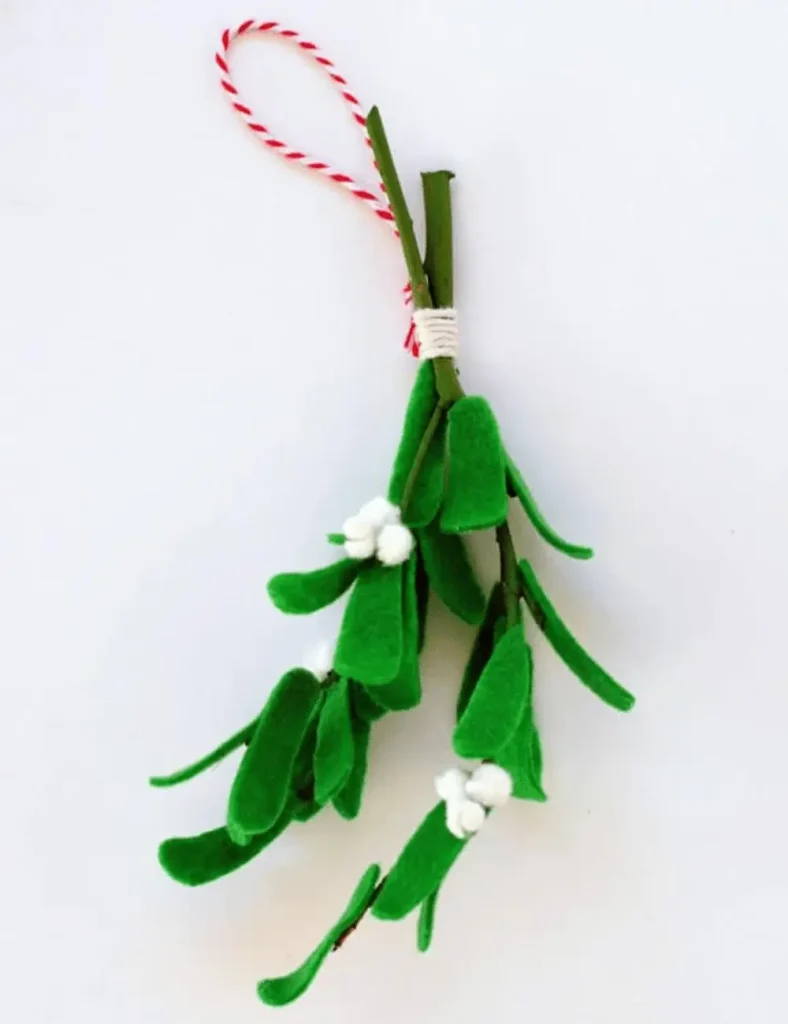DIY Felt Mistletoe